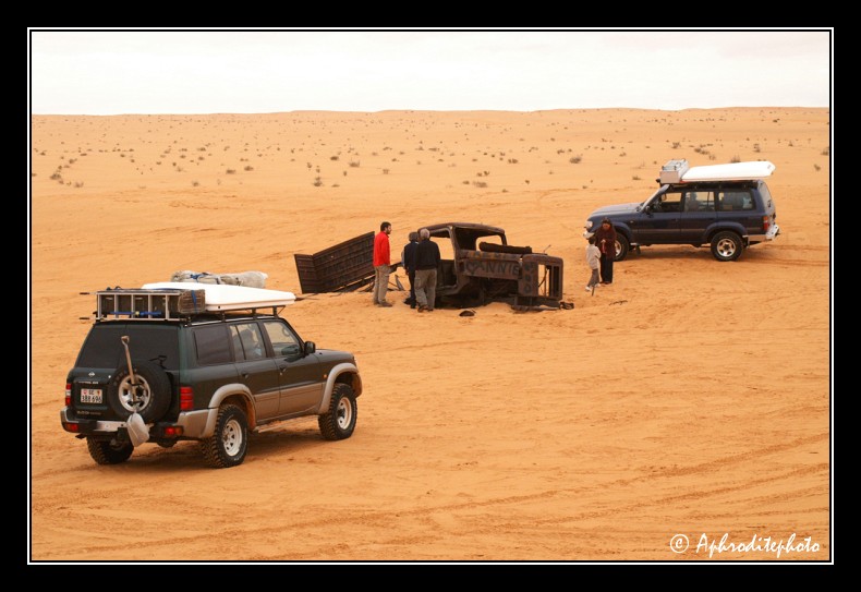 093 L epave d un camion abandonne dans l imensite des sables est un repere GPS utile